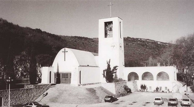 Die Kirche der Heiligen Barbara im von Italien in den 30ern erbauten Bergwerksort Raša bei Labin. Das Schiff hat die Form eines umgekippten Kohlewagens. Foto: Wikipedia